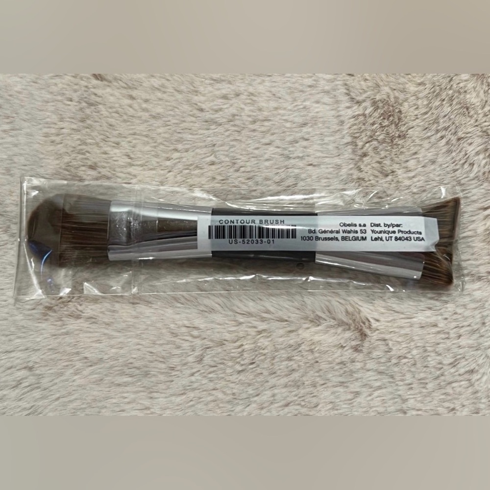 YOUNIQUE Contour Brush  BNIB